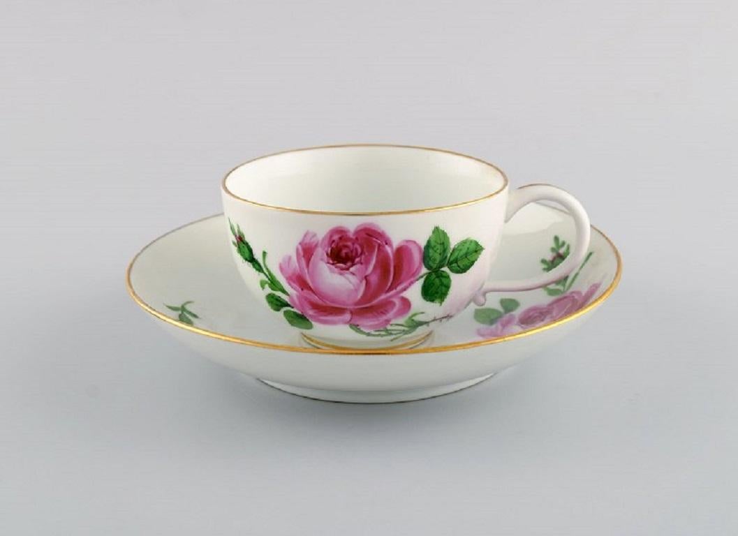 Rose de Meissen. Deux tasses à thé avec soucoupes et deux assiettes en porcelaine peinte à la main avec bord doré. 
Début du 20e siècle.
La tasse mesure : 8 x 4,5 cm.
Diamètre de la soucoupe : 14 cm.
Diamètre de l'assiette : 18 cm.
En parfait