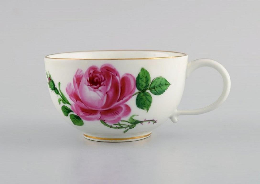 Allemand Rose rose de Meissen. Deux tasses à thé avec soucoupes et deux assiettes en porcelaine. en vente