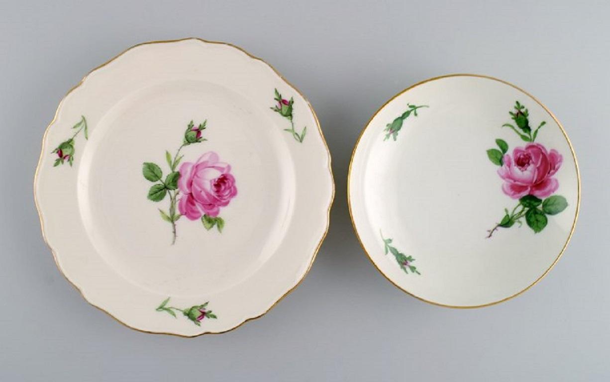 Meissen Pink Rose. Two teacups with saucers and two plates in porcelain. In Excellent Condition For Sale In Copenhagen, DK