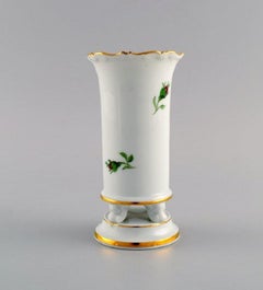 Meissen Pink Rose vase in hand-painted porcelain with gold edges. Early 20th C.