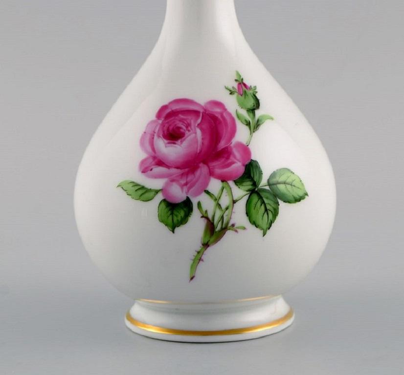 Meissen pink rose vase in hand-painted porcelain with gold edges. 
Early 20th century.
Measures: 18 x 9.5 cm.
In excellent condition.
Stamped.
1st Factory quality.