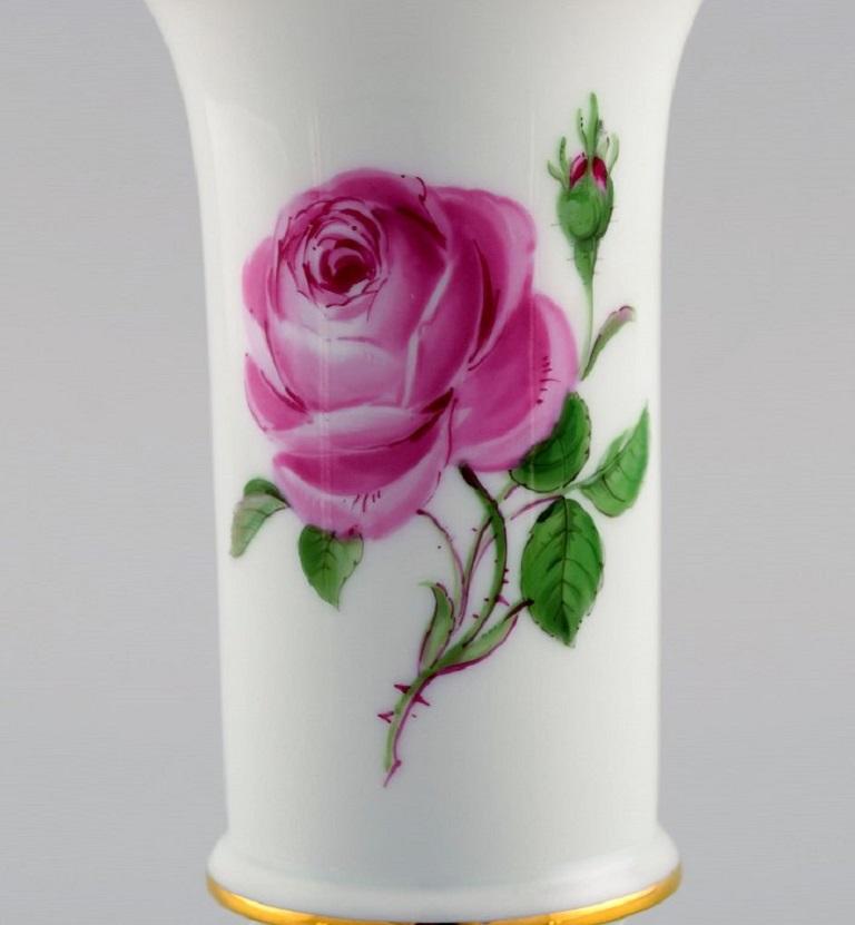 German Meissen Pink Rose vase in hand-painted porcelain with gold edges. Early 20th C. For Sale