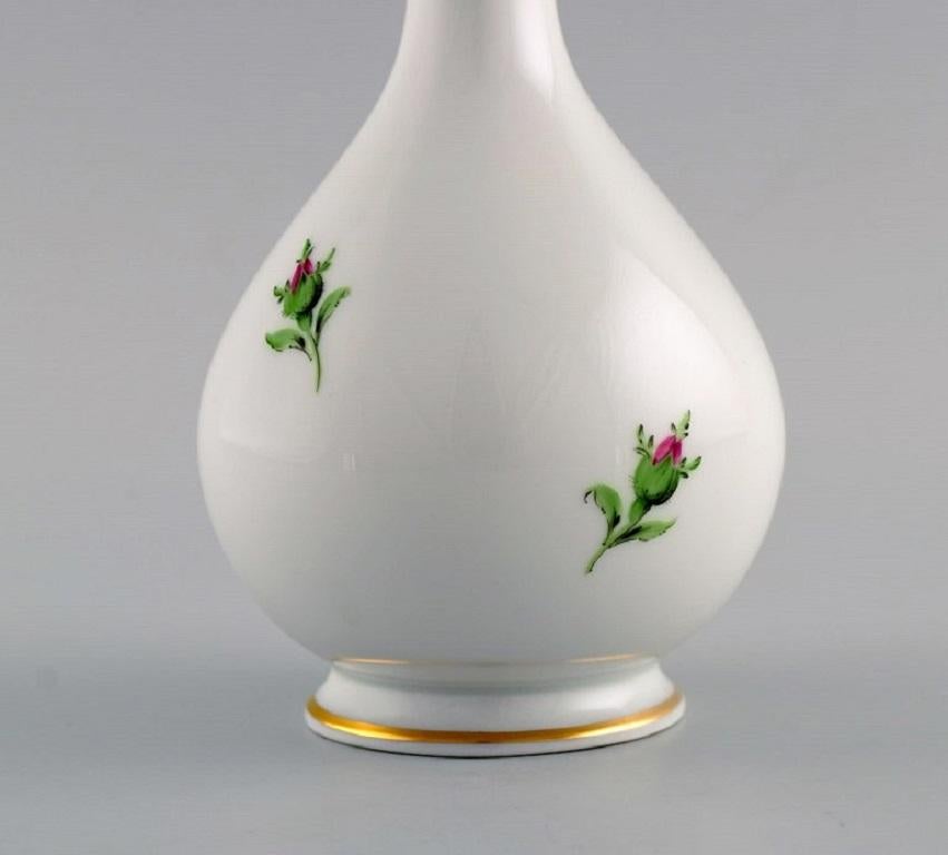 Meissen Pink Rose Vase in Hand-Painted Porcelain with Gold Edges, Early 20th C In Excellent Condition For Sale In Copenhagen, DK