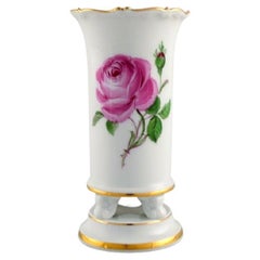 Meissen Pink Rose vase in hand-painted porcelain with gold edges. Early 20th C.
