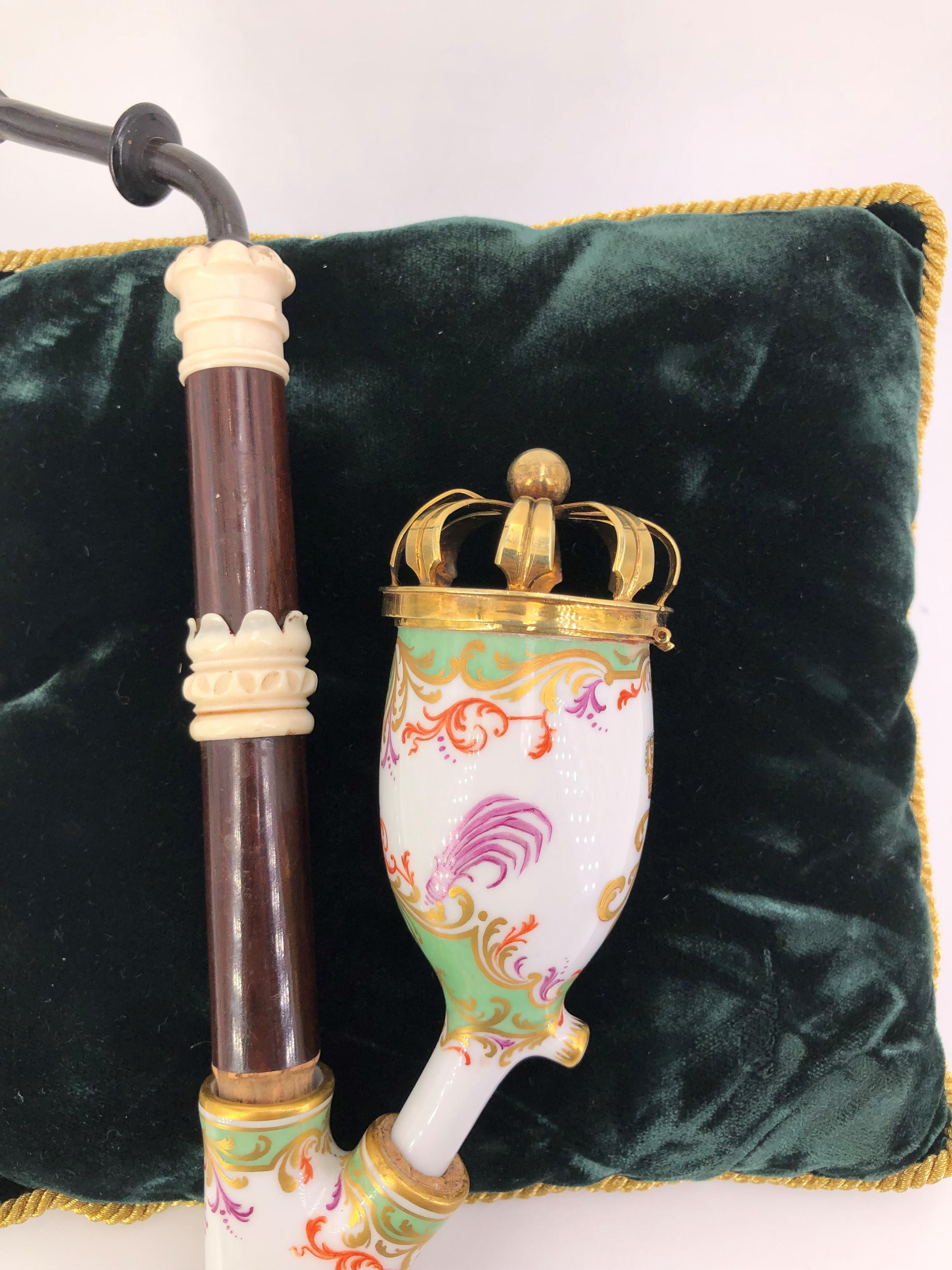 meissen Pfeifengeschenk von König Friedrich August III. von Sachsen an den Kammerdiener Julius Amx schlusser. Polychrom verziert, mit königlich gekröntem Monogramm. 