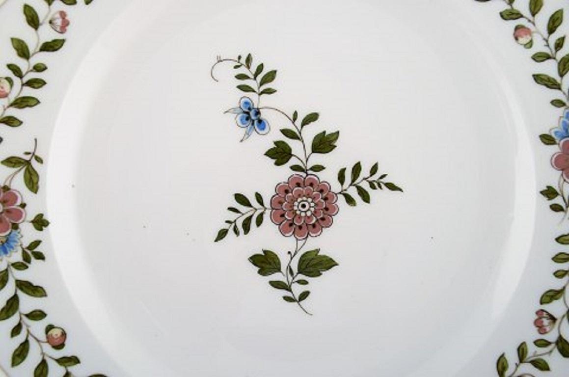 Meissener Teller aus handbemaltem Porzellan mit Blumendekor. 20. Jahrhundert.
Maße: Durchmesser: 24,5 cm.
In sehr gutem Zustand.
Gestempelt.
3. Fabrikqualität.