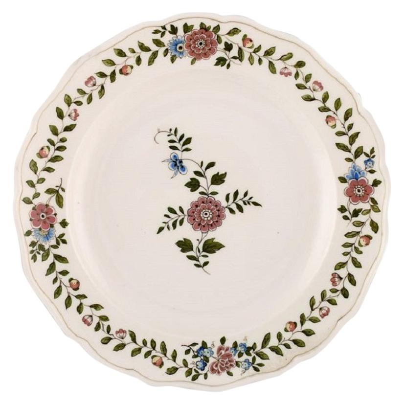 Meissener Teller aus handbemaltem Porzellan mit geblümter Dekoration. 20. Jahrhundert