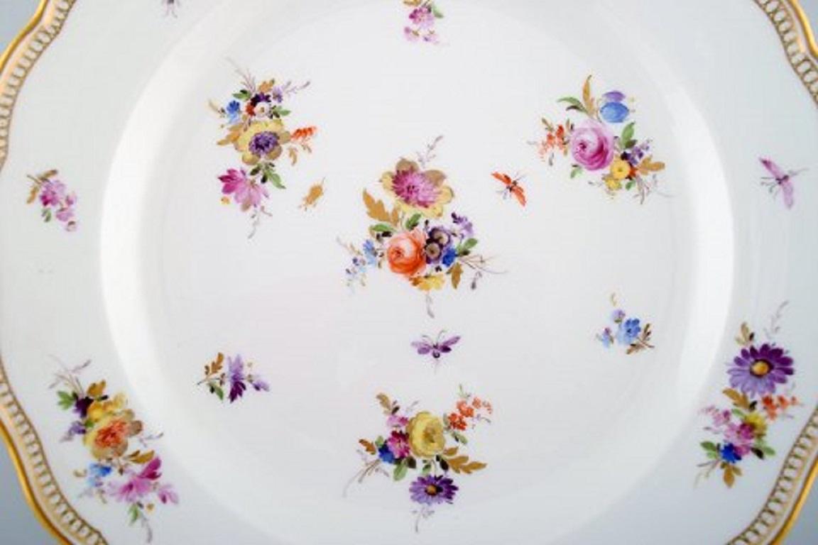 Meissen plate in hand painted porcelain with flowers and gold edge, 20th century.
Measure: Diameter: 24.5 cm.
In very good condition.
Stamped.
1st factory quality.