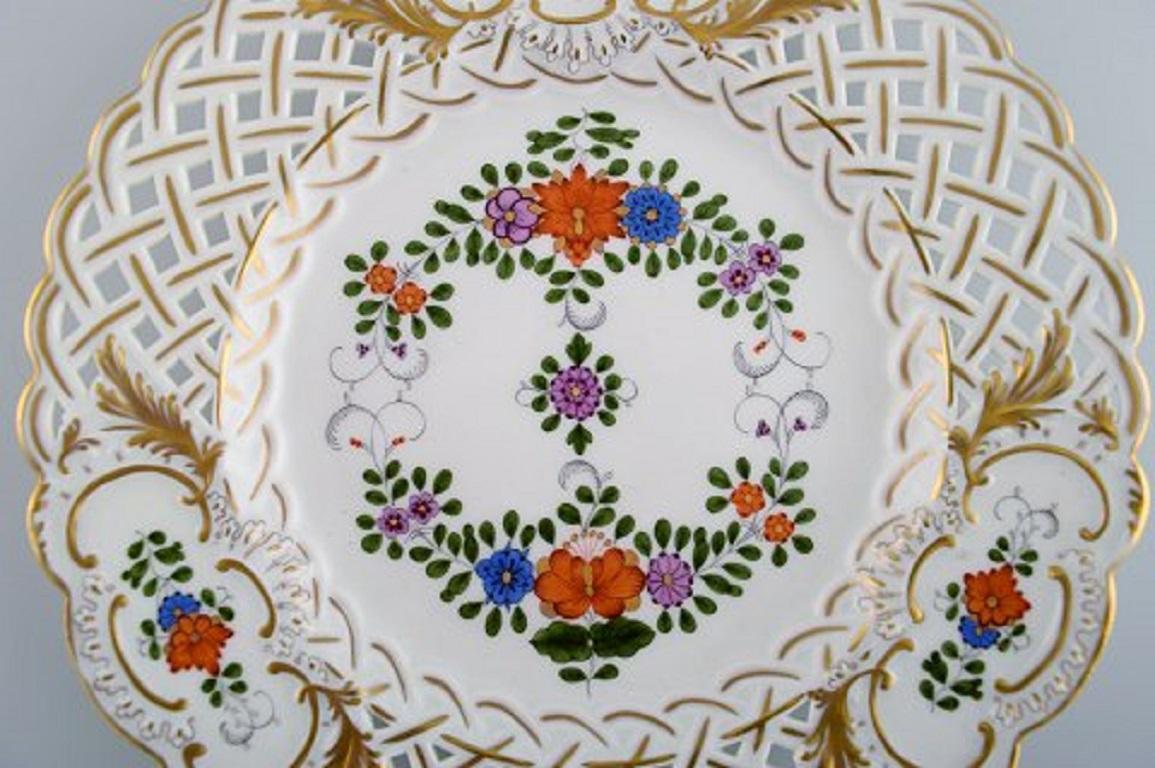 Meissen plate in openwork porcelain with hand-painted flowers and gold decoration, 1920s.
Measures: Diameter 21 cm.
In excellent condition.
Stamped.
2nd factory quality.
