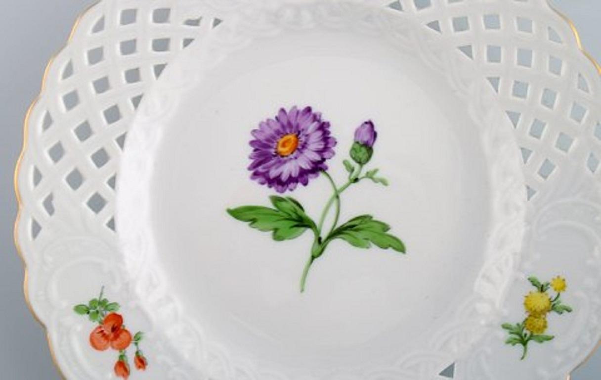 Meissen plate in openwork porcelain with hand painted flowers and gold decoration, 20th century.
Measure: Diameter 15.5 cm.
In excellent condition.
Stamped.
1st factory quality.