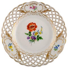 Meißner Teller aus durchbrochenem Porzellan mit handgemalten Blumen:: 20. Jahrhundert