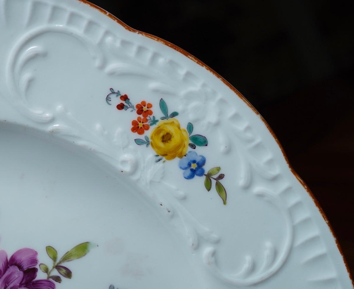 Allemand Assiette Meissen avec bordure moulée « Nouveau Espagnol », fleurs, vers 1760 en vente