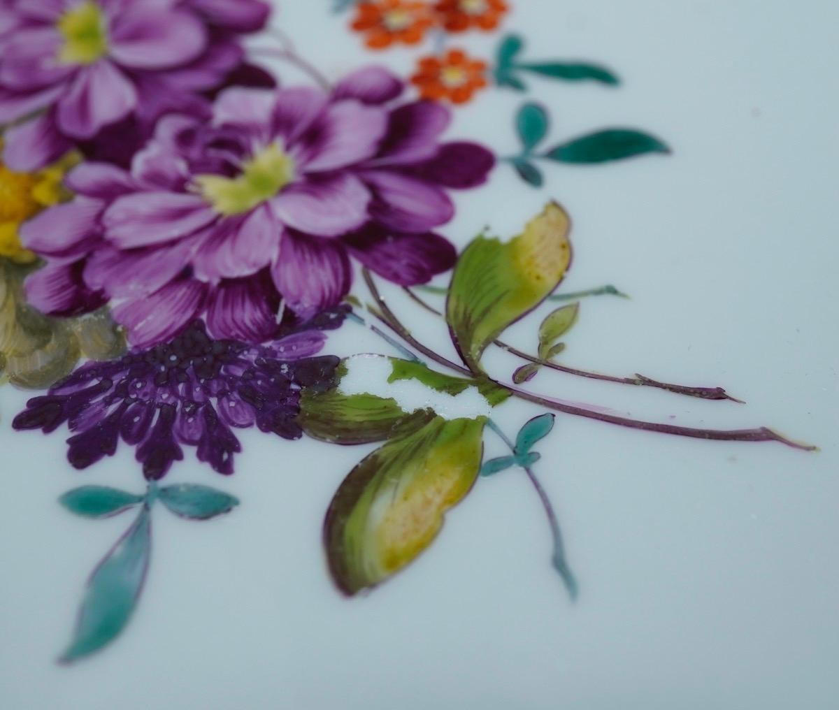 Assiette Meissen avec bordure moulée « Nouveau Espagnol », fleurs, vers 1760 Bon état - En vente à Geelong, Victoria