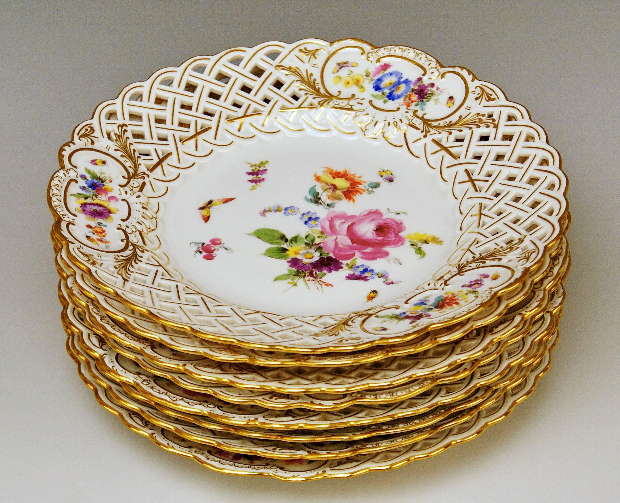 Satz von acht dekorativen Meissener Tellern:: jeder mit netzartigem Rand. 

Manufaktur: Meissen
Datierung: 19. Jahrhundert / hergestellt ca. 1860-1880. 
Material: weißes Porzellan:: glänzend
Technik: Porzellan (modelliert und gebrannt) / mehrfarbig