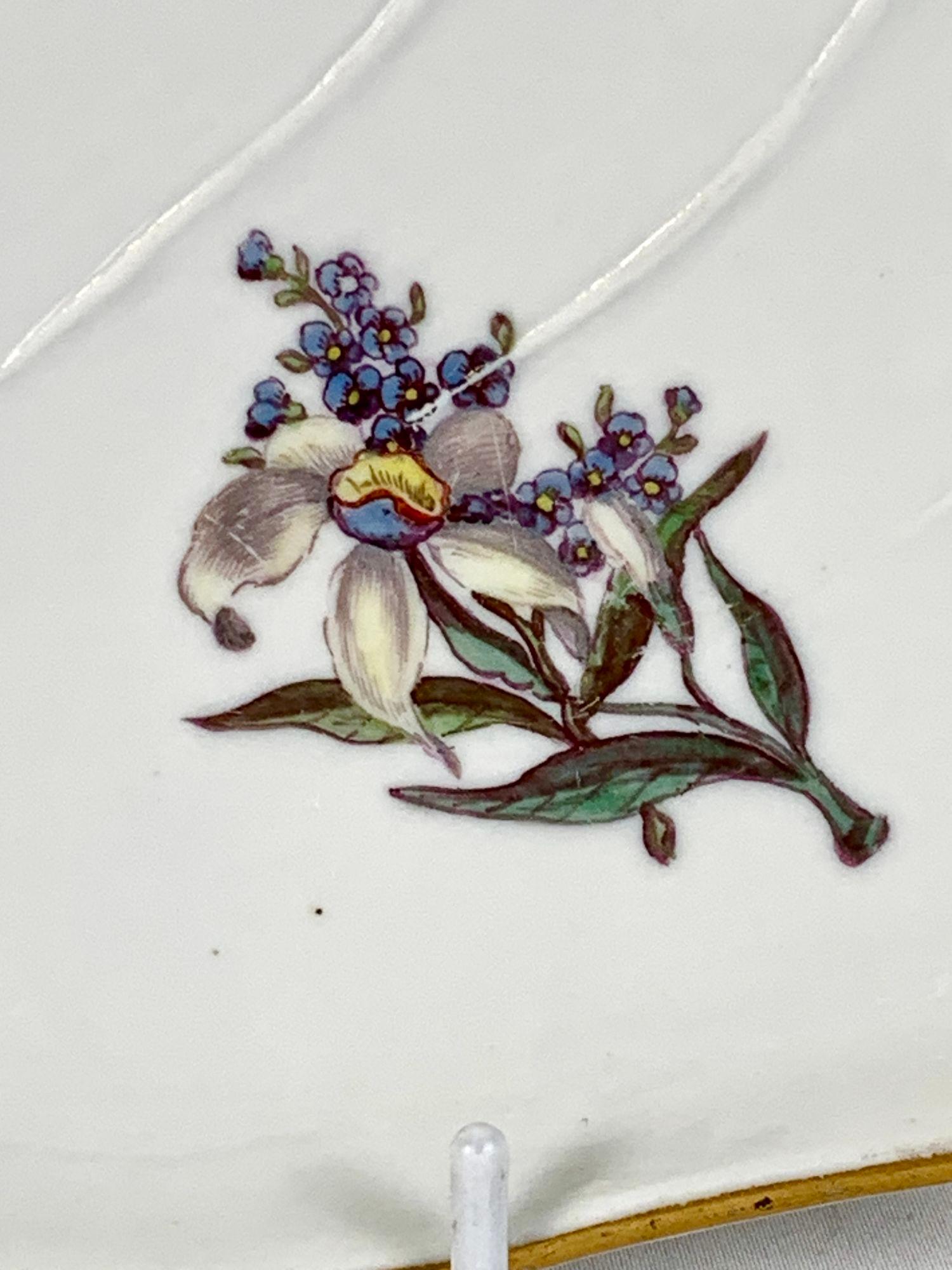 Meissen Porcelain 18th Century Leaf Dish Hand Painted, circa 1770 In Excellent Condition For Sale In Katonah, NY