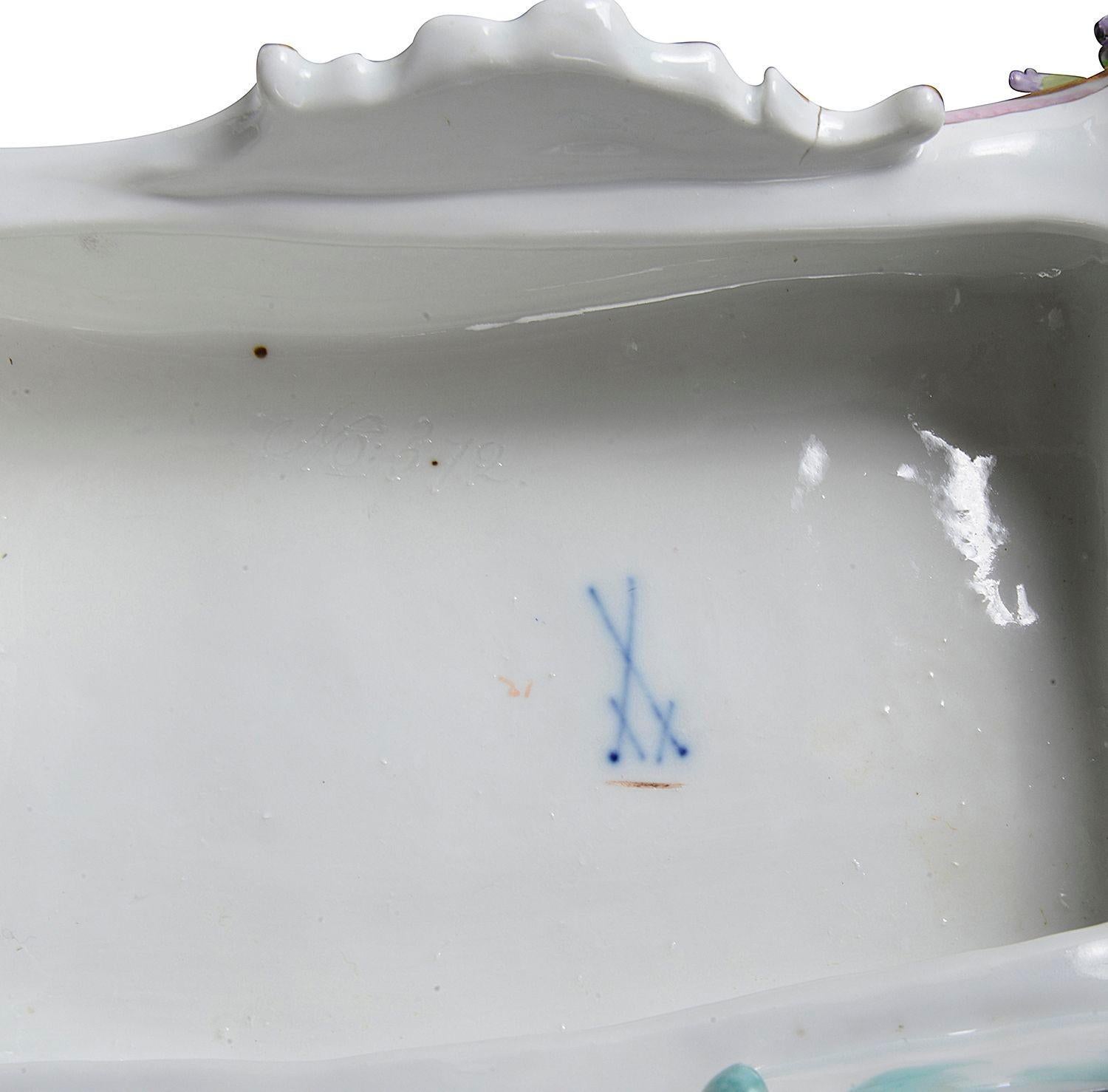 Meissen porcelain 19th century mantle clock. For Sale 3