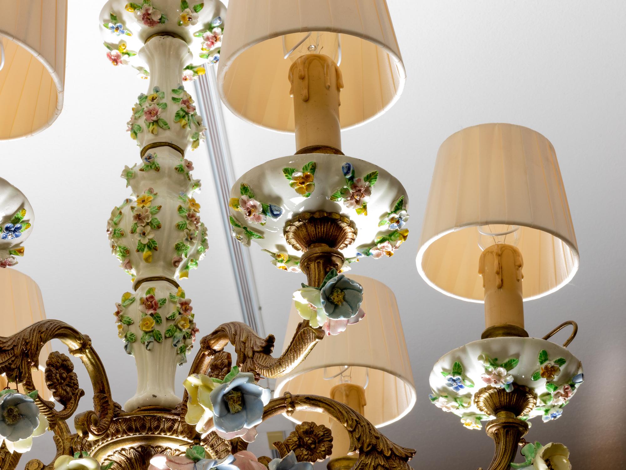 Meissen Porcelain and Bronze Chandelier, Early 20th Century In Good Condition For Sale In Lisbon, PT