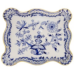 Assiette de service carrée en porcelaine de Meissen à motif d'oignon bleu avec bordure dorée