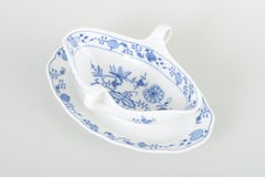 Meissen. Porcelain 'Blue Onion' sauce boat with attached stand. Early 20th C.