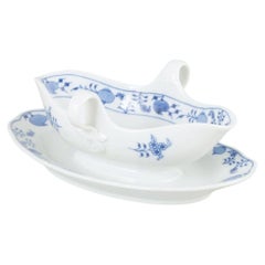Meissen. Porcelain 'Blue Onion' sauce boat with attached stand. Early 20th C.