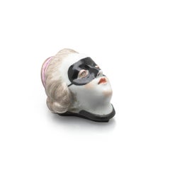 Bonbonnière in porcellana di Meissen a forma di donna mascherata, con montatura in metallo dorato
