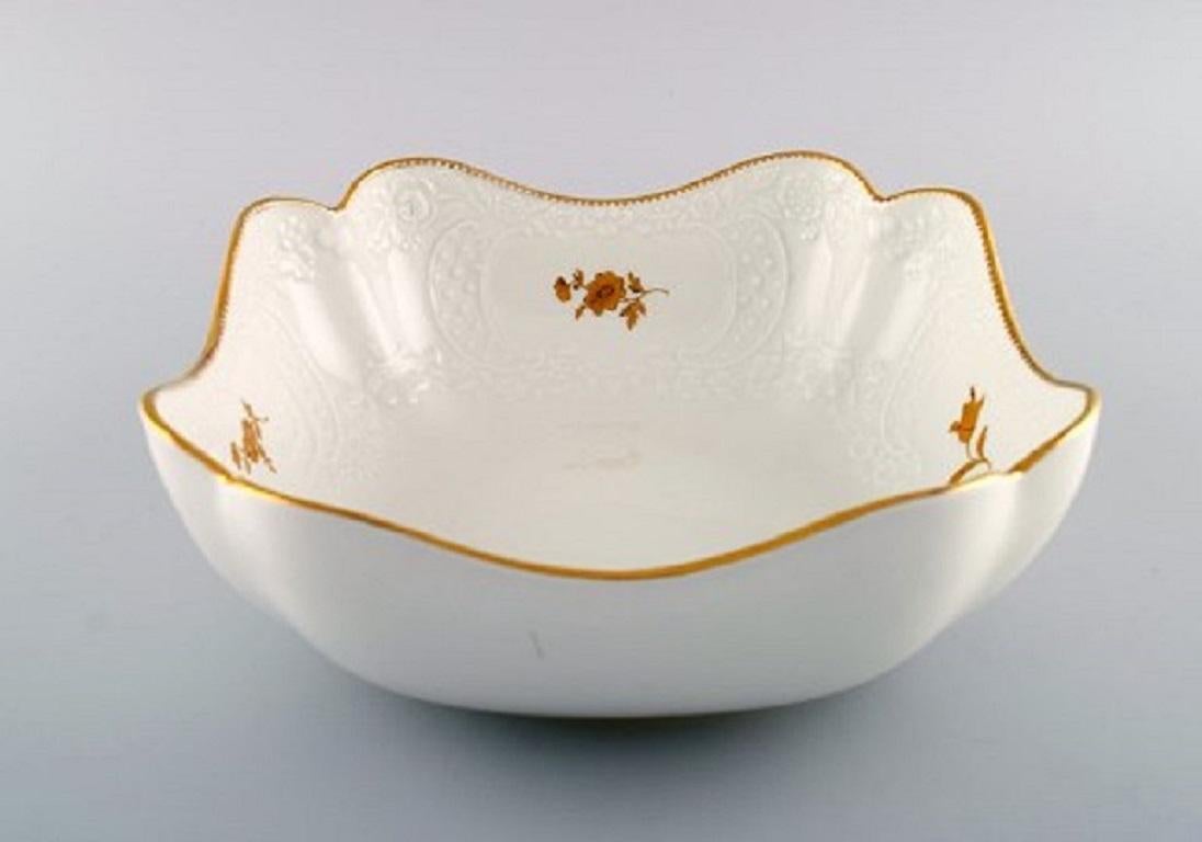 Meissen Porcelain bowl with flowers and foliage in relief and gold decoration, 20th century. Two pieces in stock.
Measures: 22.5 x 9.5 cm.
In very good condition.
Stamped.
1st factory quality.