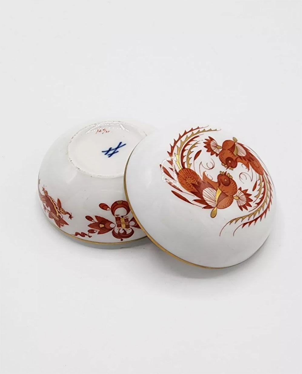 Caja de porcelana de Meissen con dragones rojos
Preciosa caja de porcelana de Meissen pintada a mano, tanto en la tapa como alrededor hay dragones representados en rojo con detalles dorados, lo que la convierte en una combinación