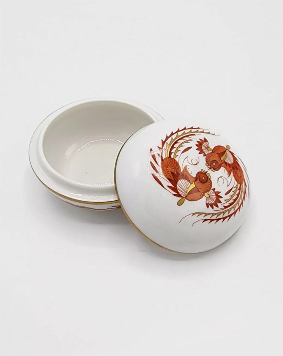 Caja de porcelana de Meissen con dragones rojos Moderno de mediados de siglo en venta