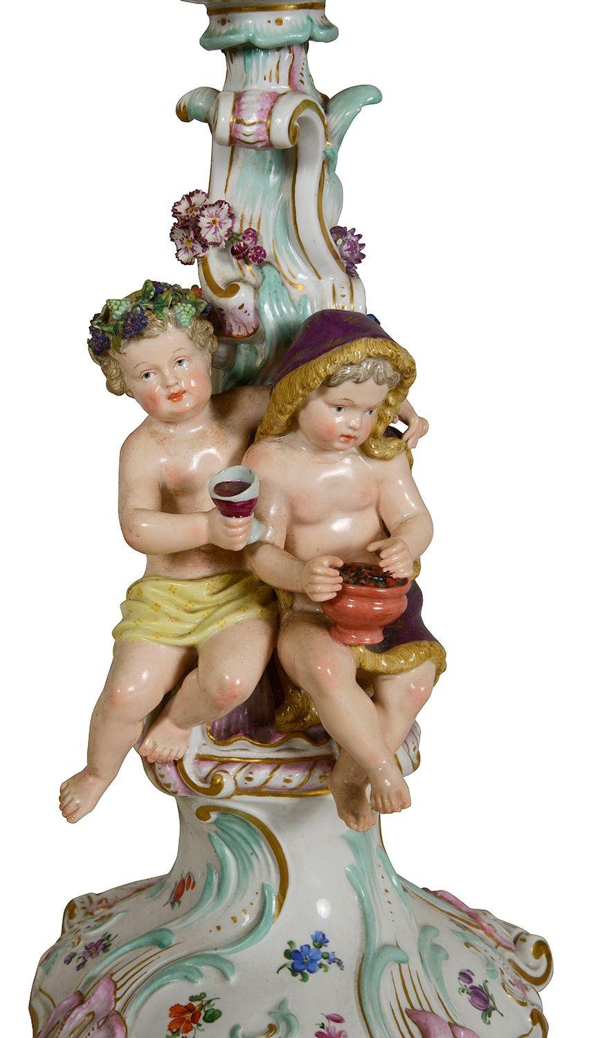 Questa squisita coppia di candelabri in porcellana di Meissen della fine del XIX secolo mette in mostra l'intricata lavorazione artigianale tipica della rinomata manifattura tedesca. Ogni candelabro presenta una base splendidamente dettagliata,