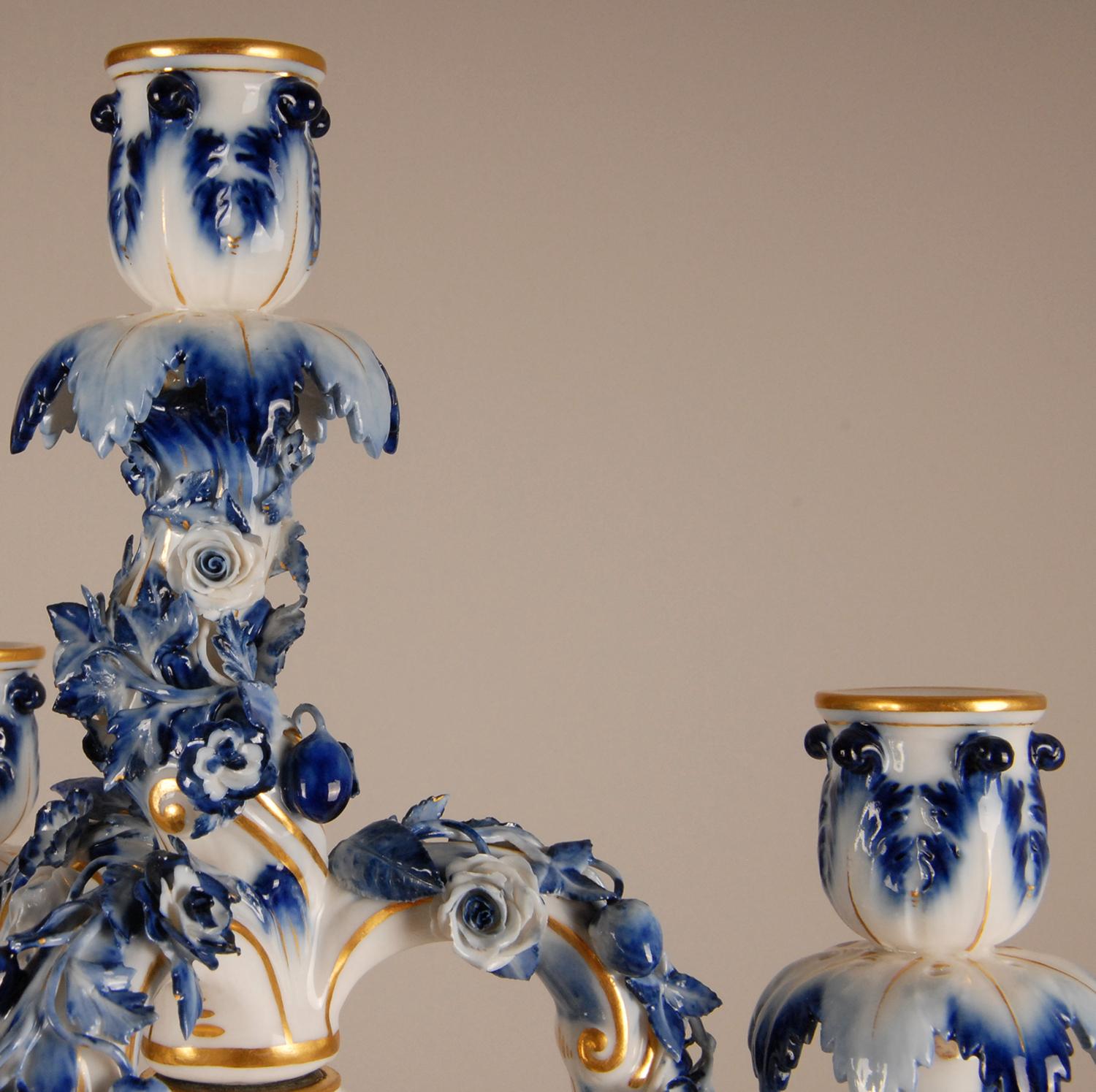 Paire de candélabres en porcelaine de Meissen du 19ème siècle figurine Union blanche et bleue en vente 2