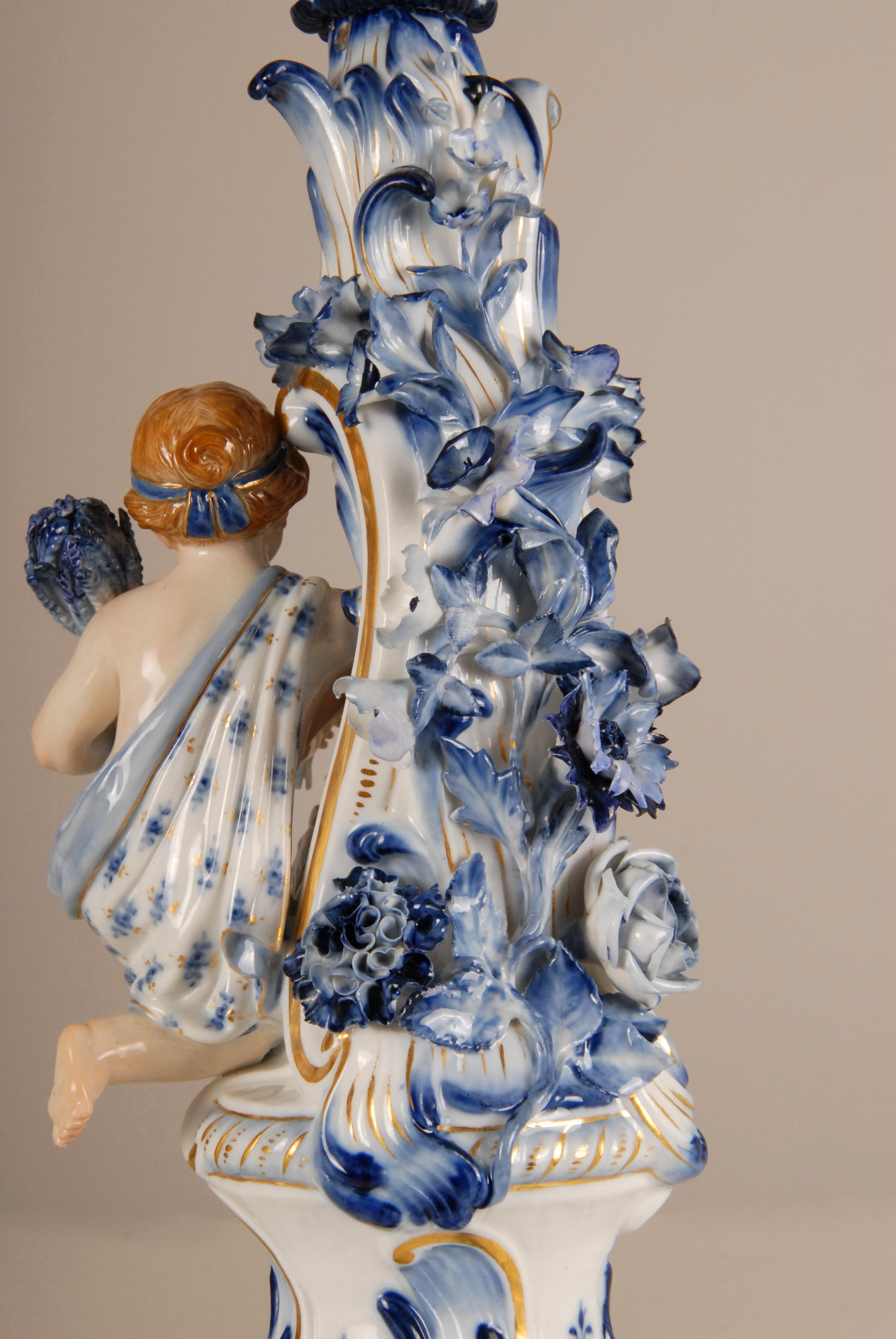 Paire de candélabres en porcelaine de Meissen du 19ème siècle figurine Union blanche et bleue en vente 4