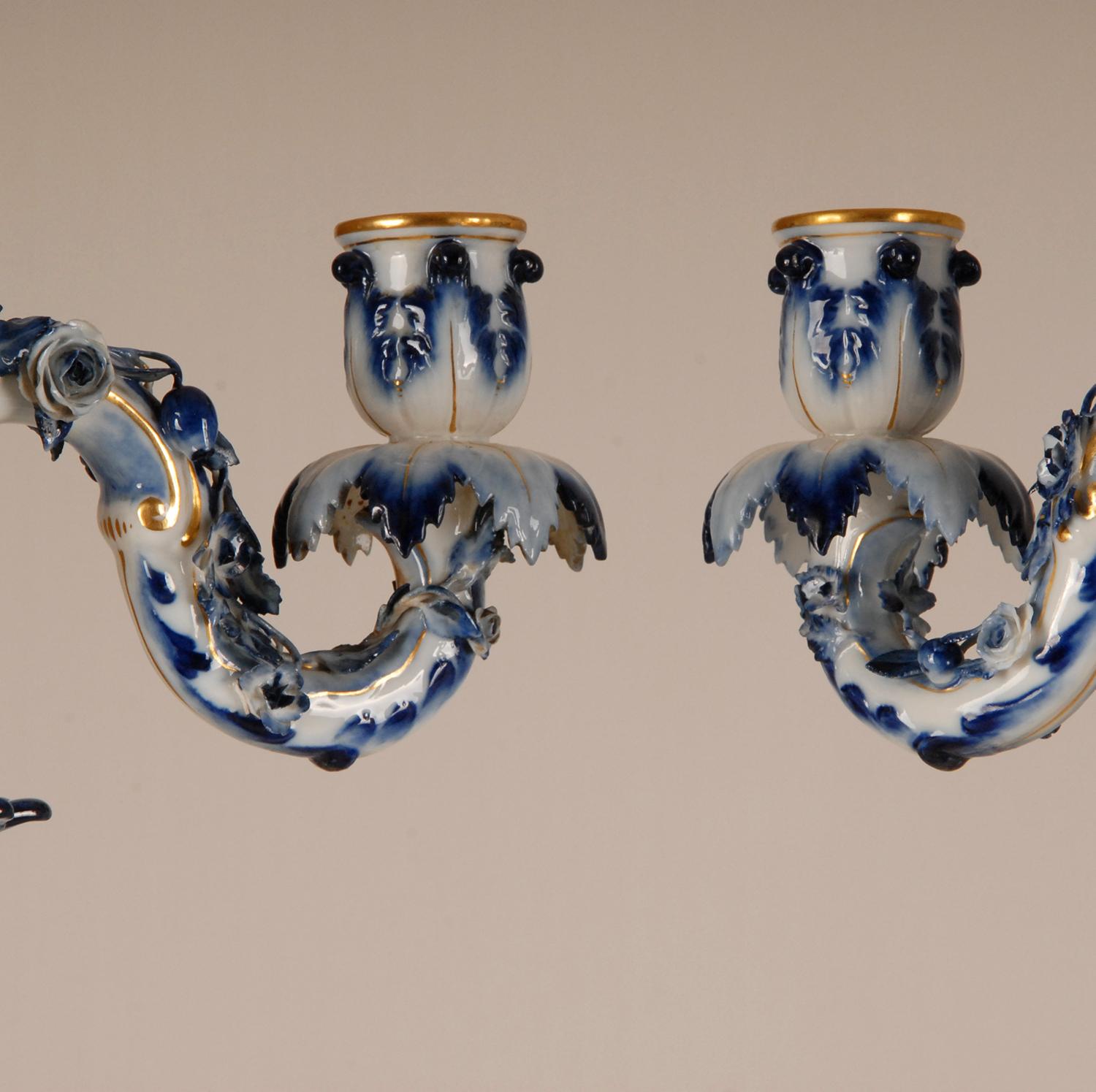 Allemand Paire de candélabres en porcelaine de Meissen du 19ème siècle figurine Union blanche et bleue en vente