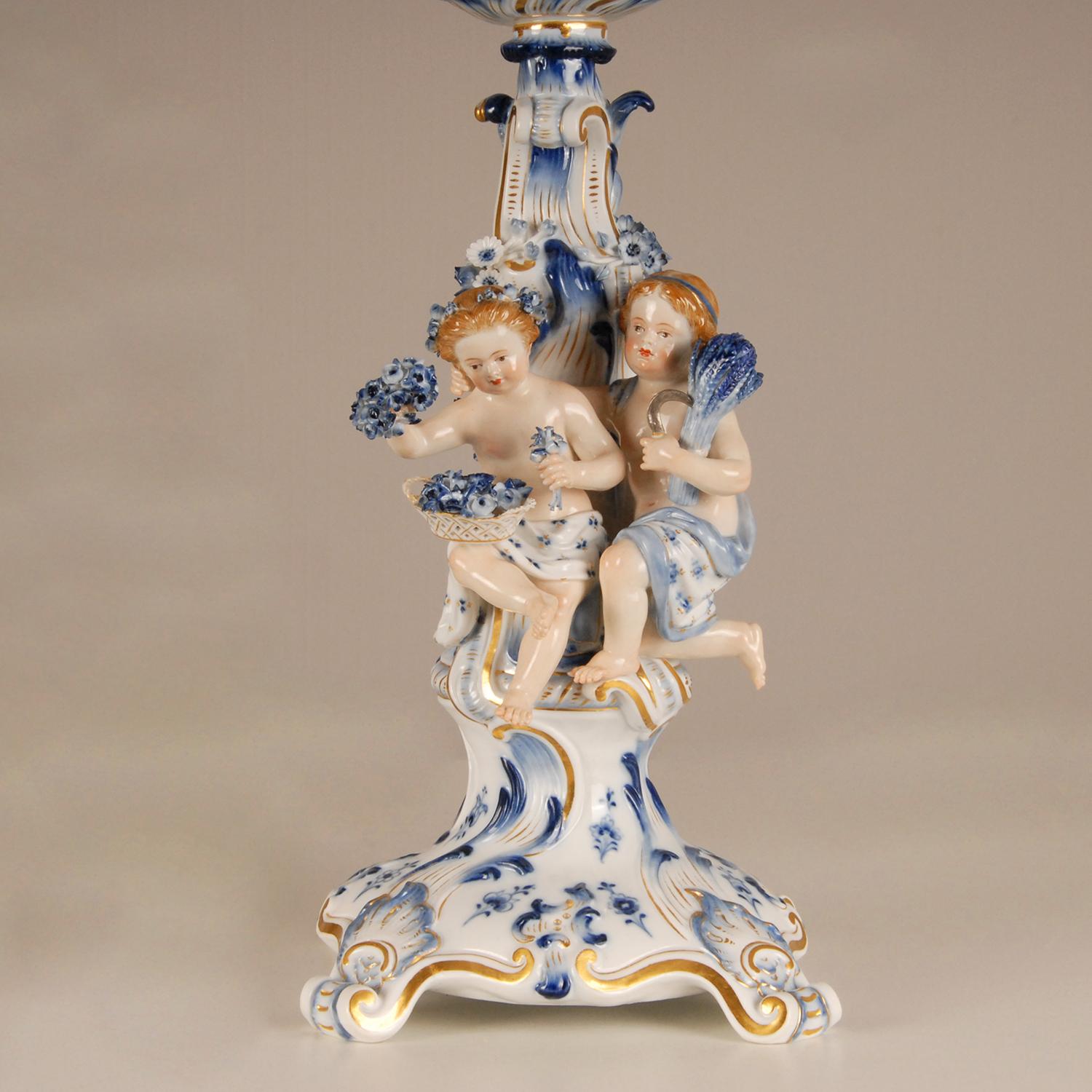 Fait main Paire de candélabres en porcelaine de Meissen du 19ème siècle figurine Union blanche et bleue en vente