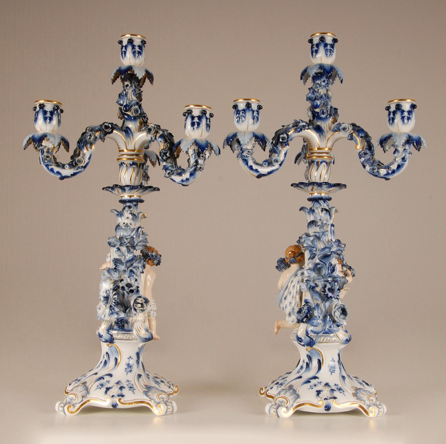 Porcelaine Paire de candélabres en porcelaine de Meissen du 19ème siècle figurine Union blanche et bleue en vente