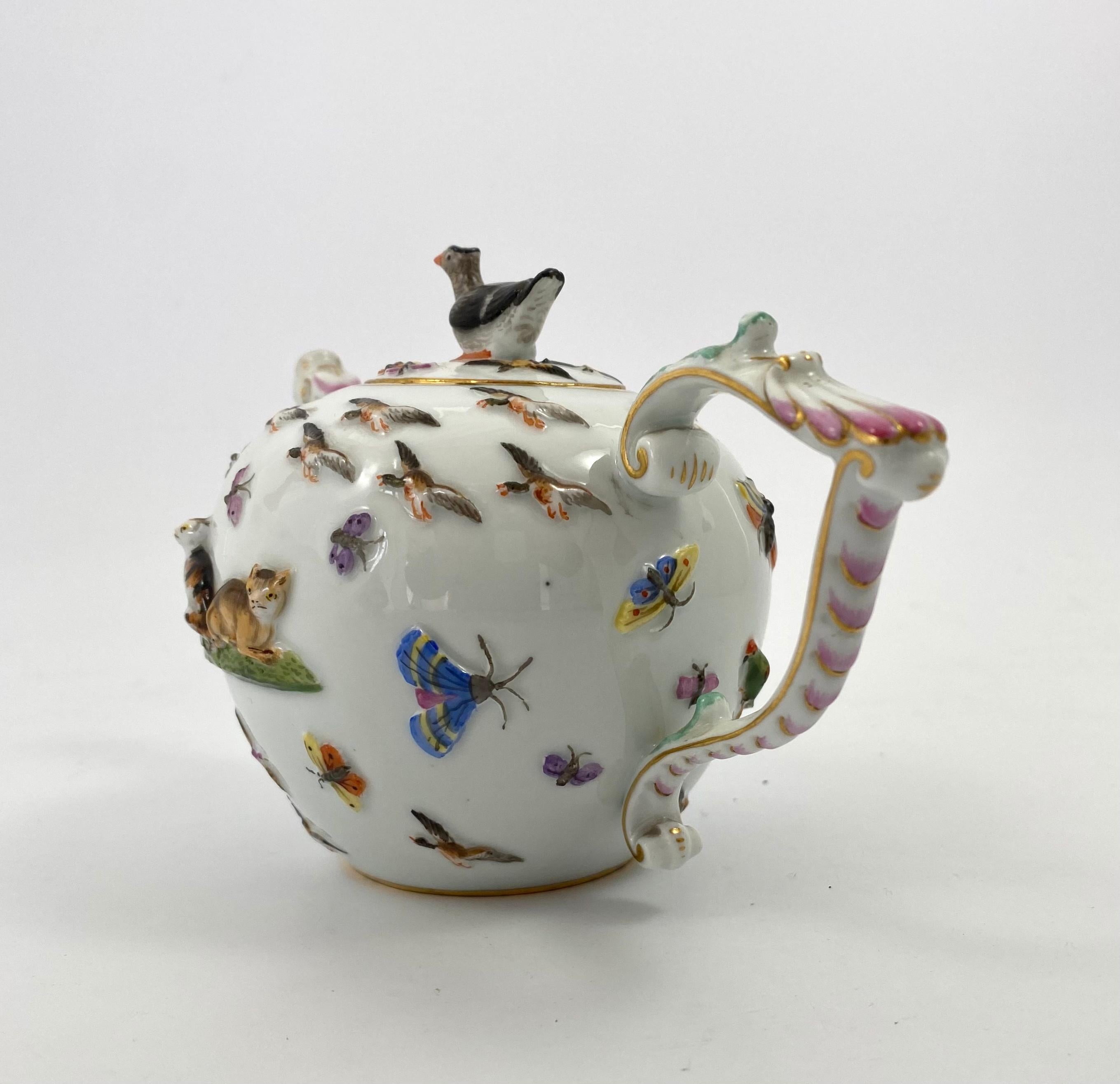 Meissen Porcelain ‘Cats and Dogs’ Teapot, c. 1830. In Excellent Condition In Gargrave, North Yorkshire