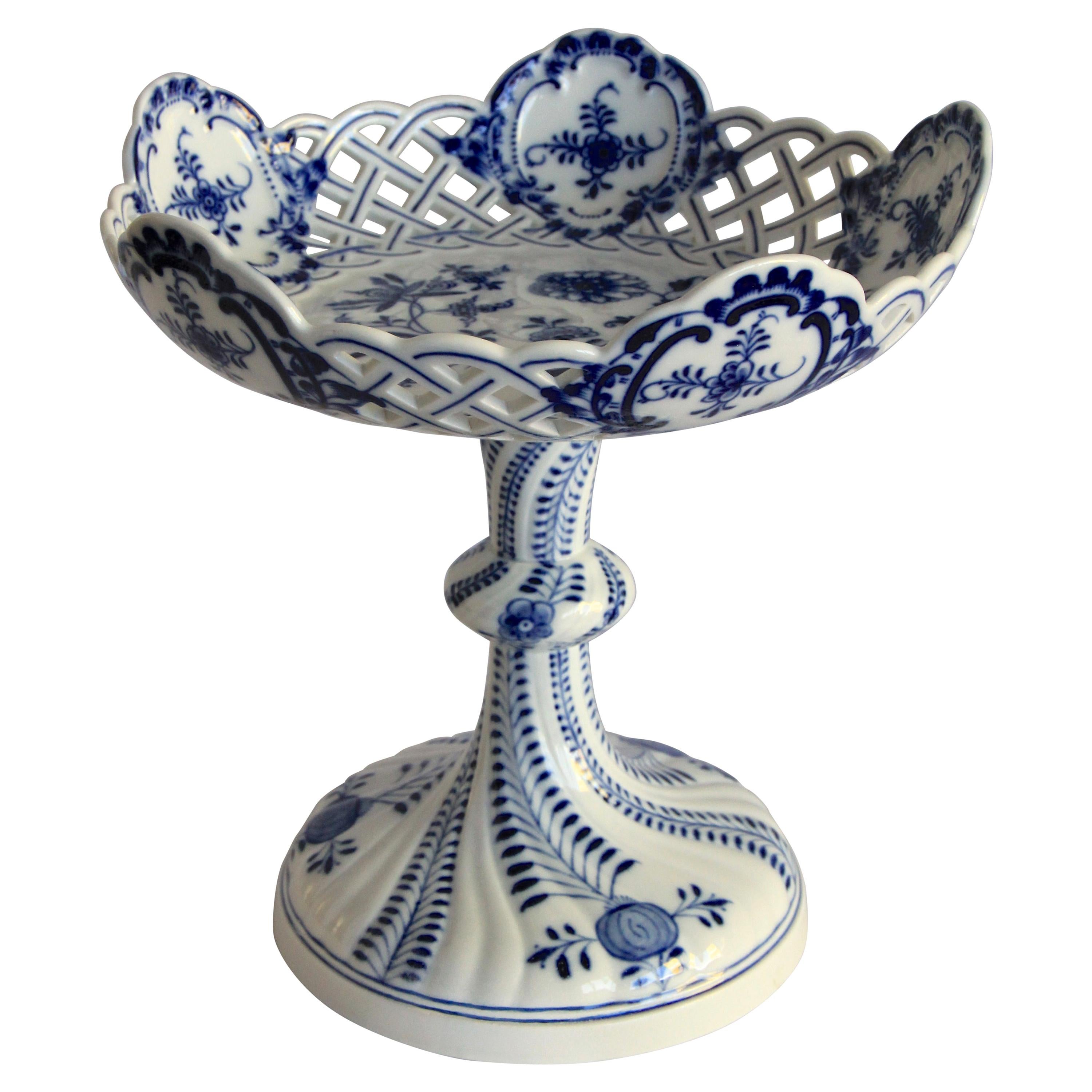 Meissen Porcelain Centerpiece with Blue Onion Pattern, Germany, circa 1880