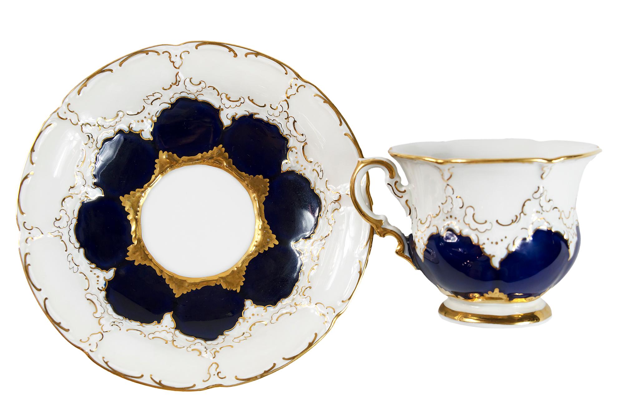 Kaffeetasse mit Untertasse aus Meissener Porzellan, dekoriert mit Kobalt und Gold.
Maßnahmen:
Tasse: 7.5 (H) x 10 cm
Untertasse: 16,5 cm.

  