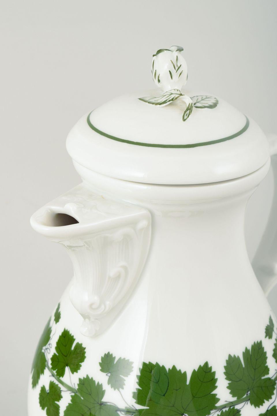 Meissen, cafetera de porcelana con tapa. Patrón de hoja de parra. Siglo XX Alemán en venta