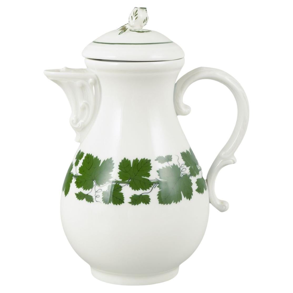 Meissen Porcelain, cafetière en porcelaine avec couvercle. Motif de feuilles de vigne. A.C.I.C..
