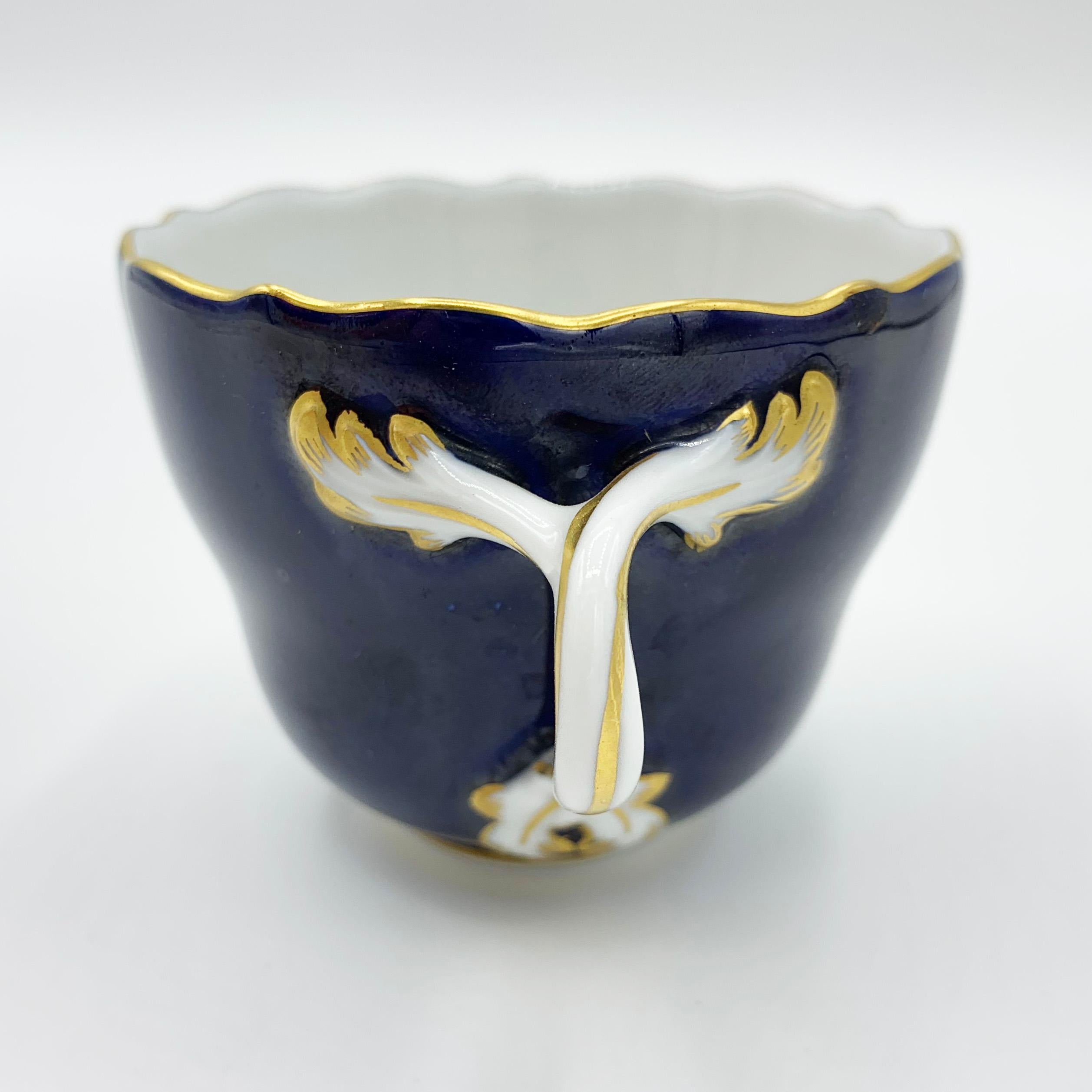Mid-20th century Meissen Porcelain collecting cup cobalt blue & flower painting gold decoration.
Decor: cobalt blue background with bouquet of flowers.
Saucer diameter approx. 7.5 cm and height approx.2cm.
Cup diameter approx. 6.5 cm and height