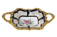 Plato hondo de gabinete de porcelana de Meissen con asas