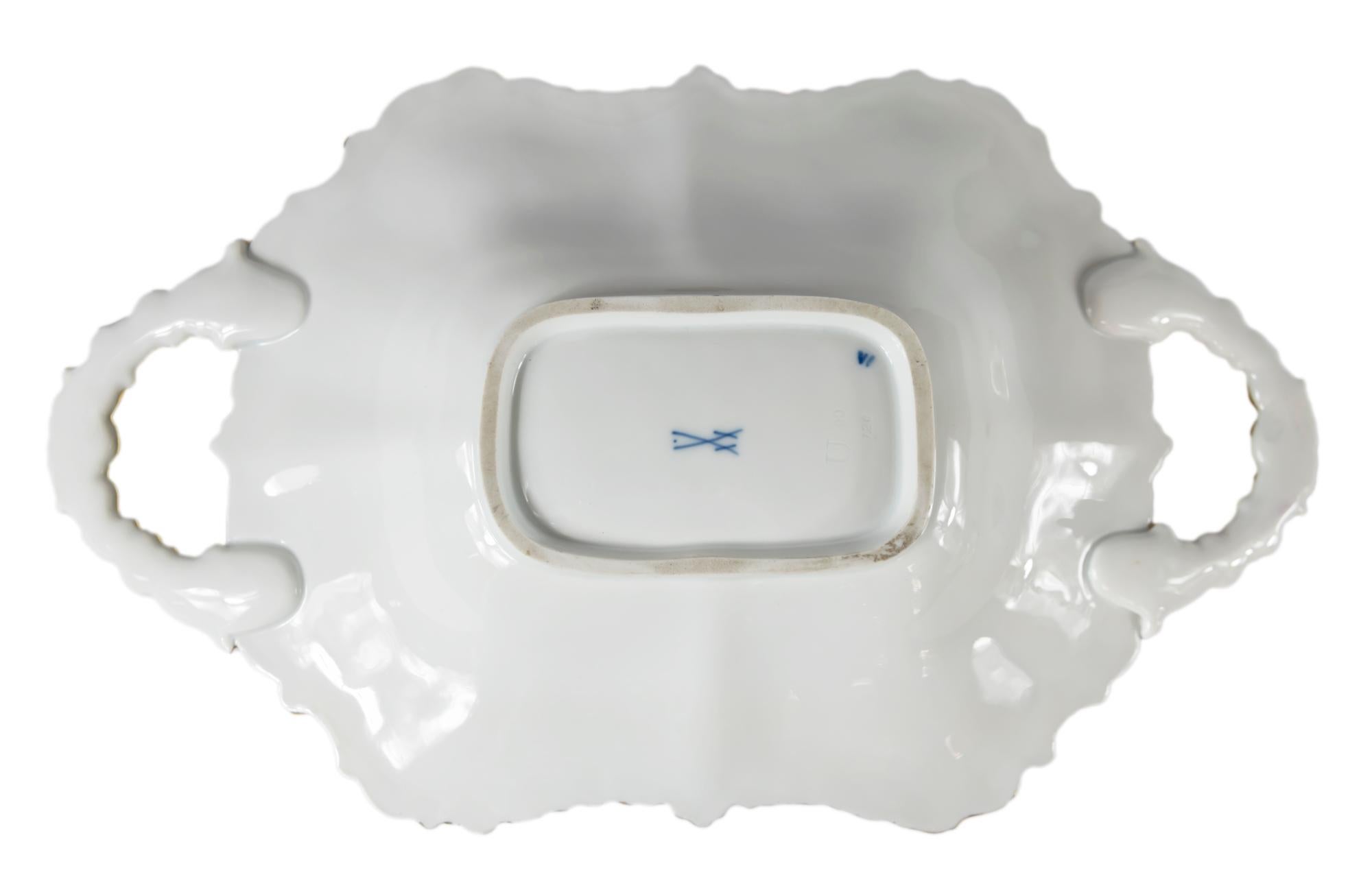 Porcelaine Assiette de rangement profonde en porcelaine de Meissen avec poignées en vente