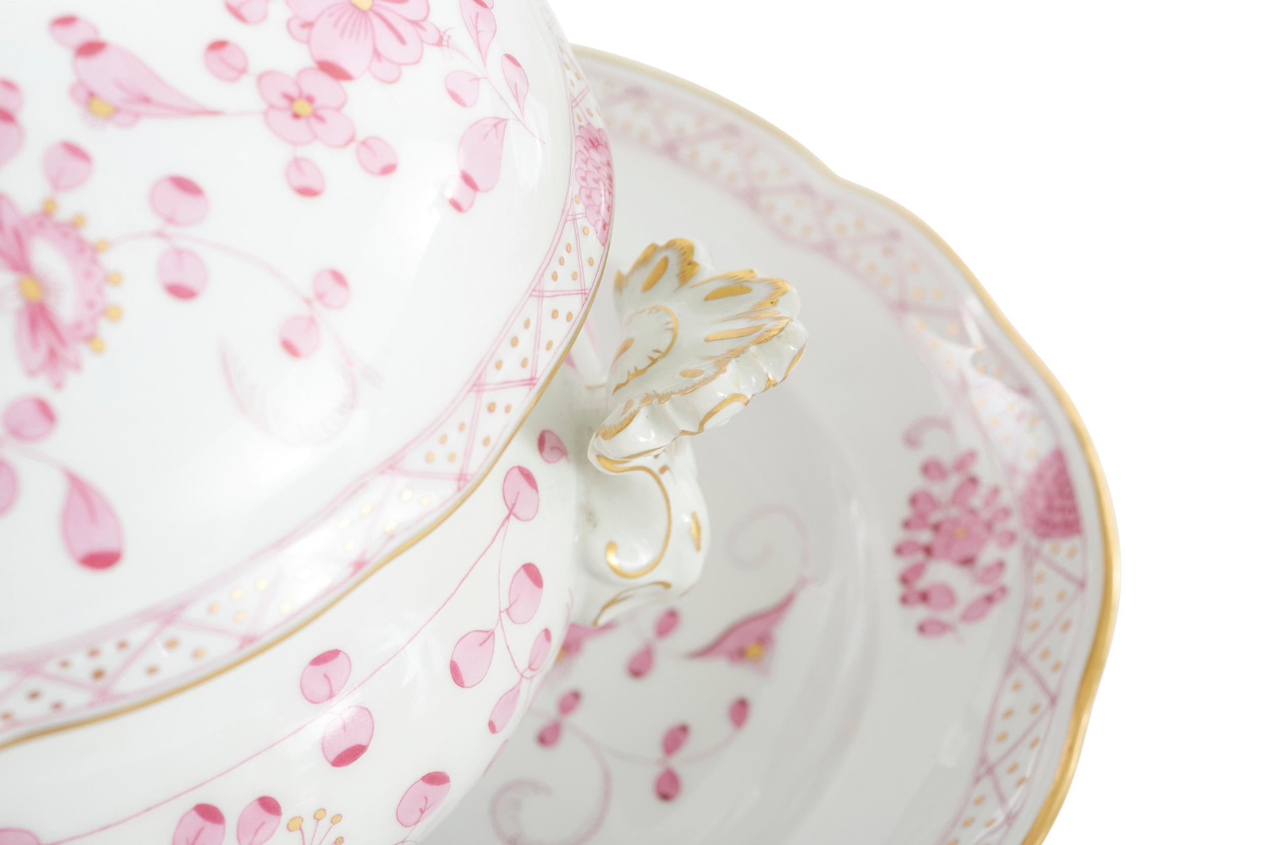 Meissen Porcelain Tafelservice für 12 Personen (Gold) im Angebot