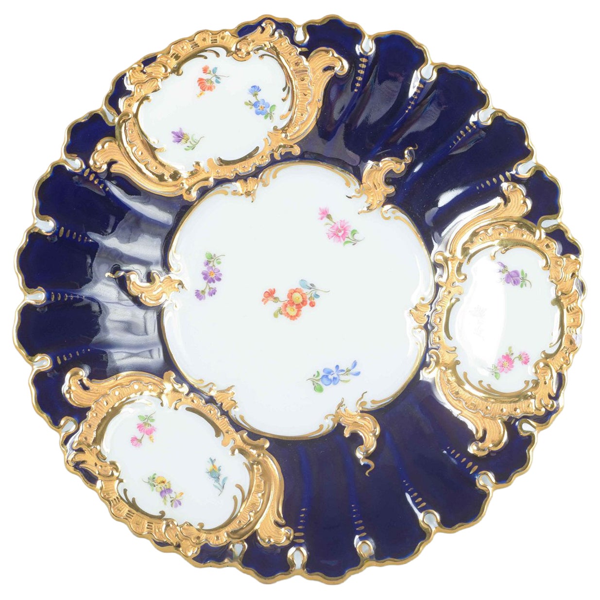 Meissen. Plat en porcelaine à bords festonnés, glaçure bleu cobalt, motif floral.