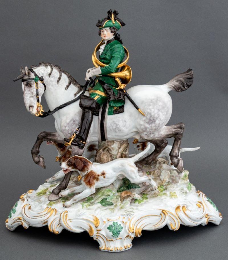 Piqueur équestre en porcelaine de Meissen, 1902, modelé par Erich Hosel, avec trois chiens de chasse amovibles, des accents dorés et une crête peinte sur la base, signé 