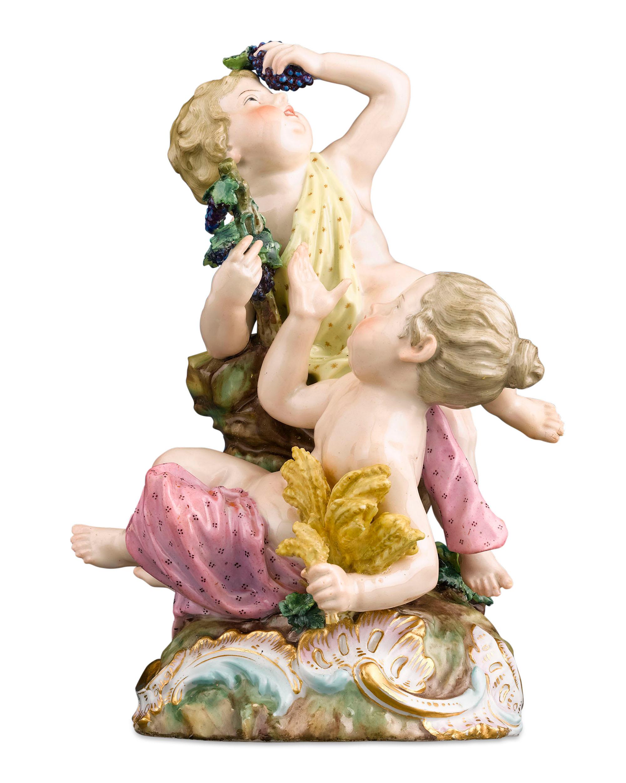 Un par de putti que sostienen símbolos de la cosecha adornan este grupo de figuras de porcelana de Meissen titulado Otoño. Estos encantadores personajes, que forman parte de la serie Seasons de la empresa, descansan sobre una base con forma de