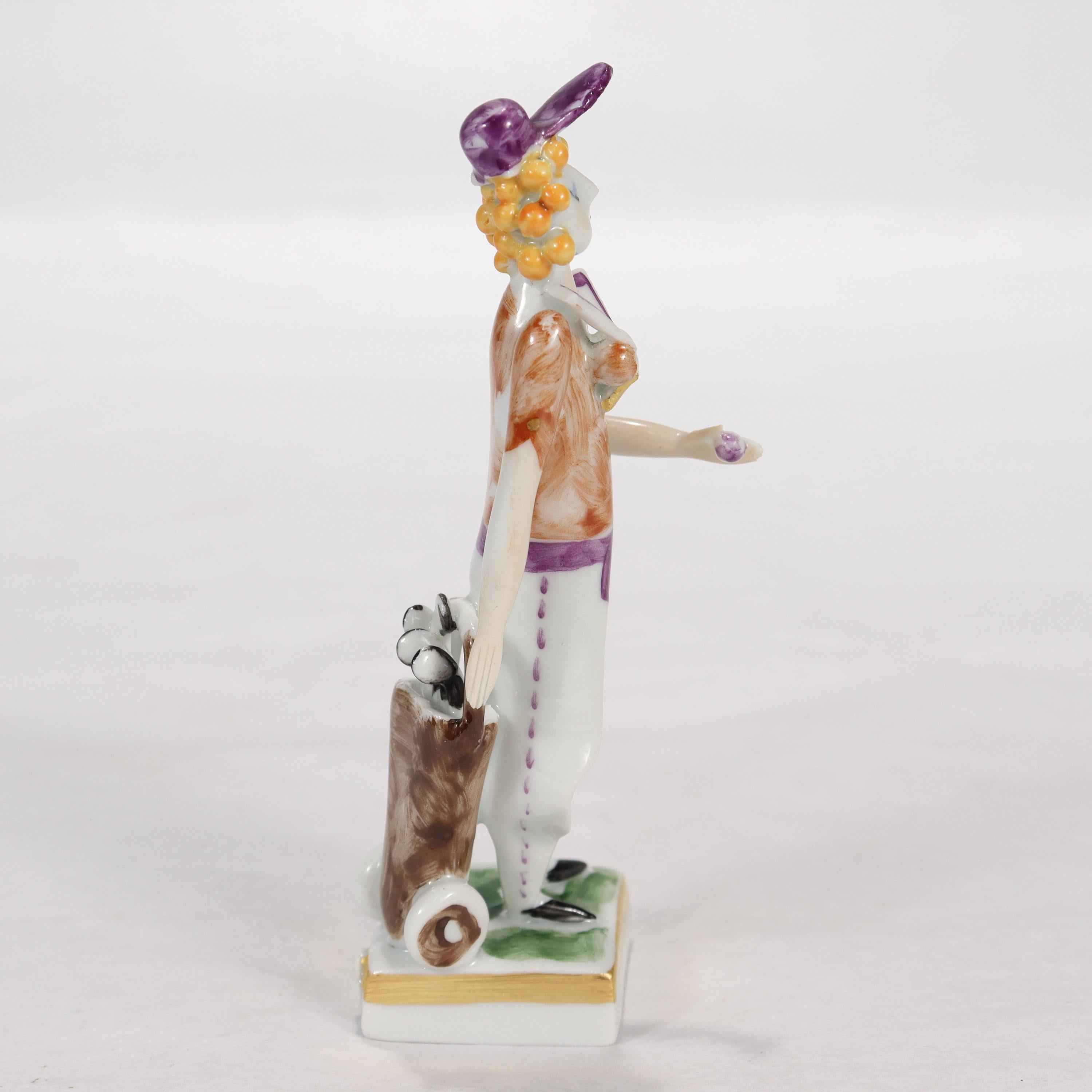 20ième siècle Figurine de golfeuse féminine en porcelaine de Meissen par Peter Strang en vente
