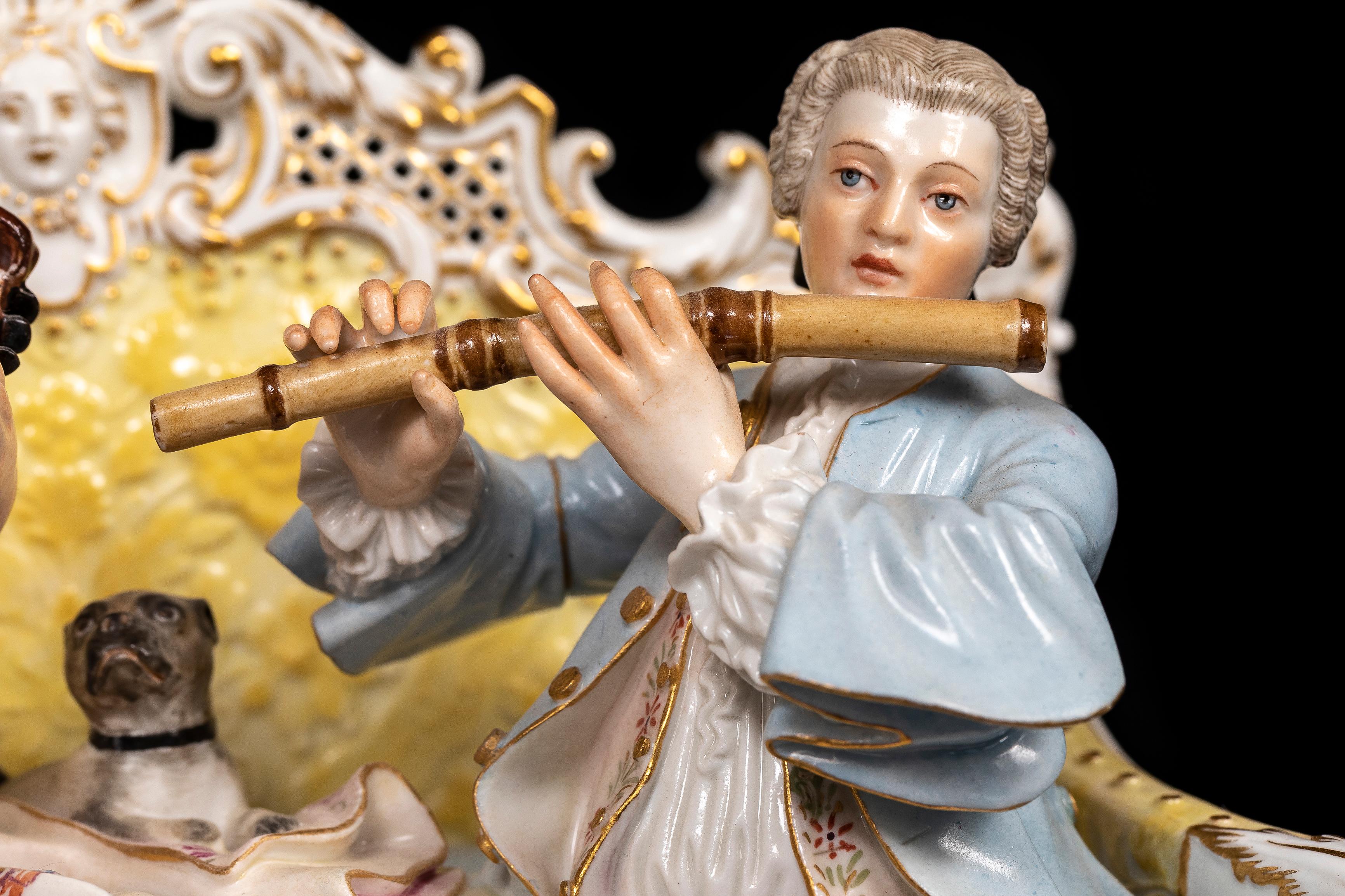Meissener Porzellan Figurengruppe Musikantenliebhaber auf Sofa, nach J.J. Kandler im Angebot 3