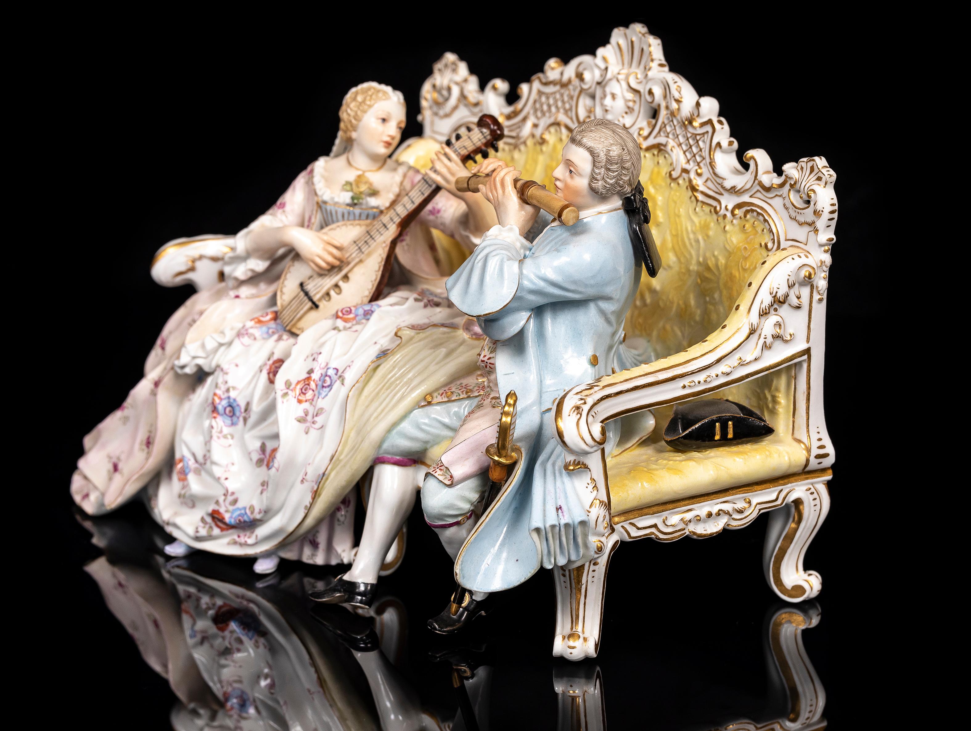 Meissener Porzellan Figurengruppe Musikantenliebhaber auf Sofa, nach J.J. Kandler (Rokoko) im Angebot