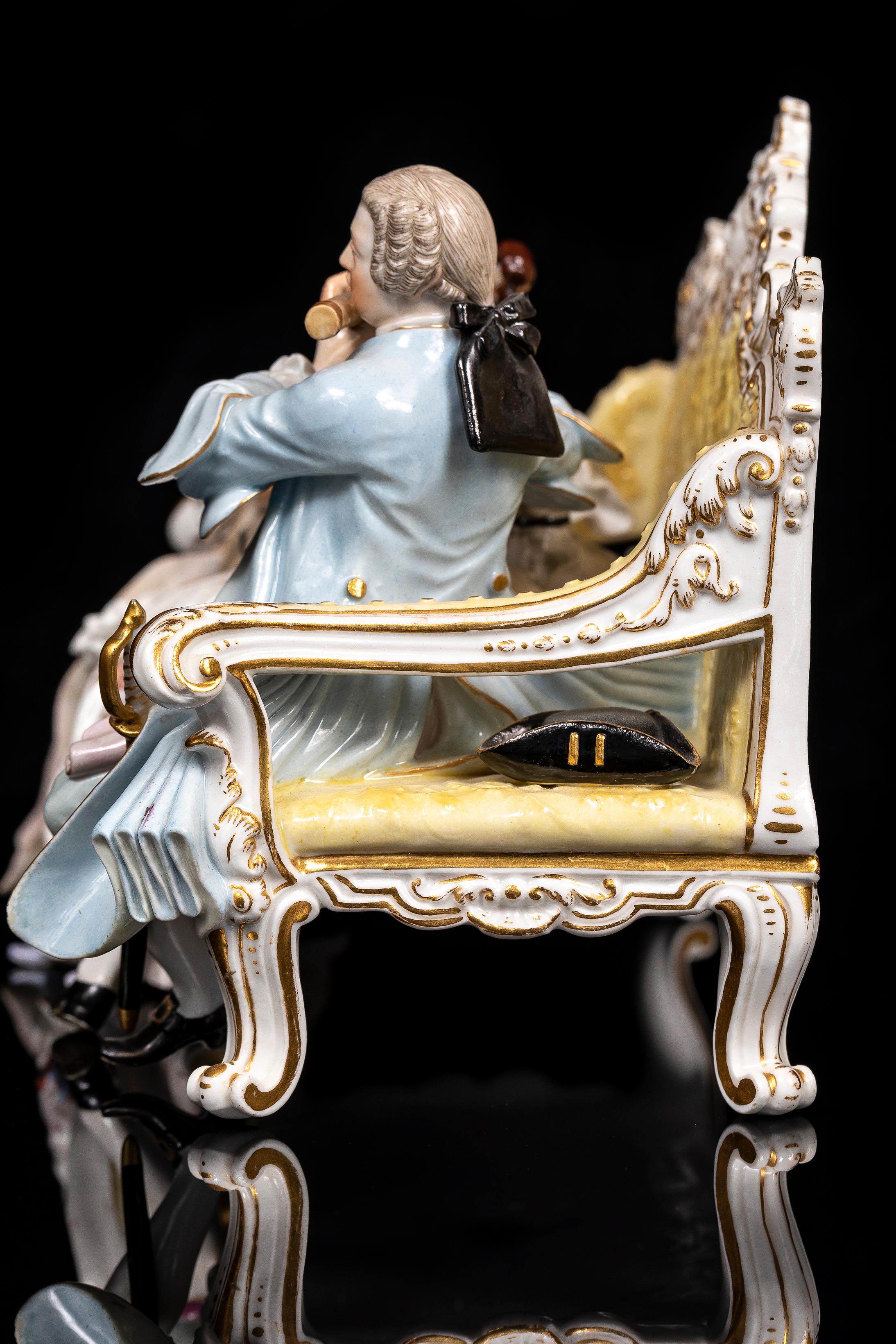 Meissener Porzellan Figurengruppe Musikantenliebhaber auf Sofa, nach J.J. Kandler (Deutsch) im Angebot